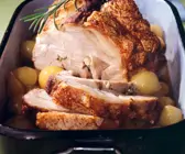 Würziger Schweinebraten mit Zwiebeln