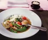 Gemüsesuppe mit Steinpilzravioli