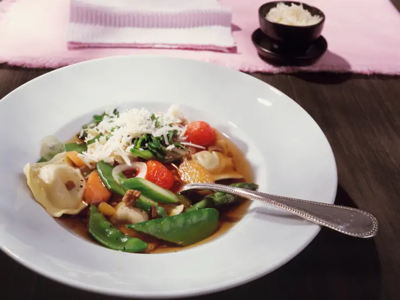 Gemüsesuppe mit Steinpilzravioli