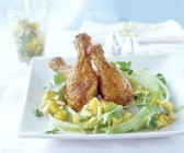 Knusprige Hähnchenkeulen auf Gurken-Mango-Salat