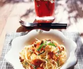 Spaghetti mit Tomatensauce und Pfifferlingen