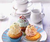 Cup-Cakes mit bunten Sahnehäubchen