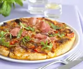 Schinkenpizza mit Rucola