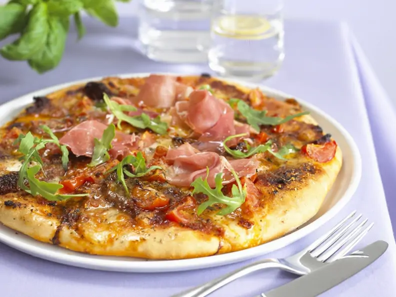 Schinkenpizza mit Rucola