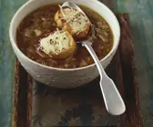 Zwiebelsuppe mit Käsebrot