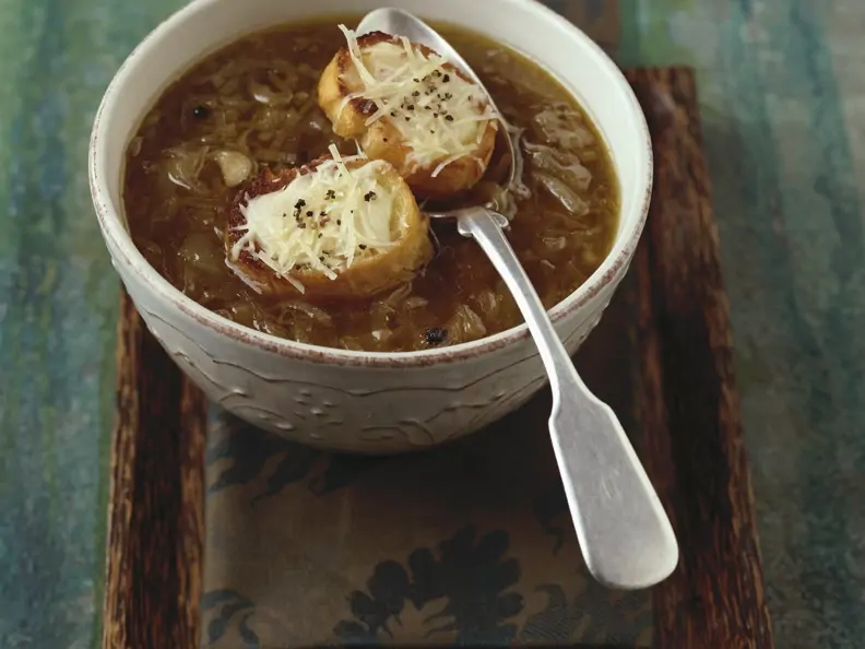 Zwiebelsuppe mit Käsebrot
