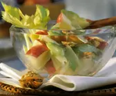 Salat mit Apfel, Walnüssen und Sellerie