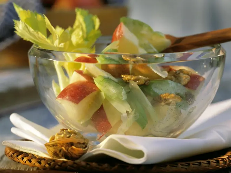 Salat mit Apfel, Walnüssen und Sellerie