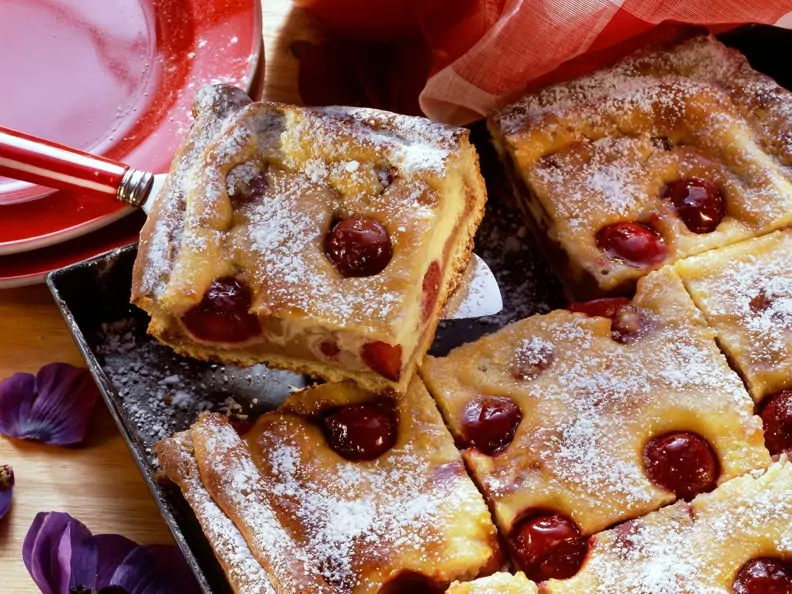 Quark-Grieß-Kuchen mit Kirschen