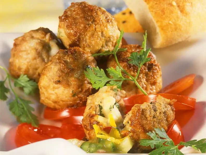 Feta-Hackbällchen mit Kerbel; Fladenbrot