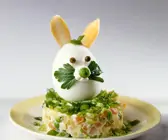 Eier-Hase auf Gemüsesalat