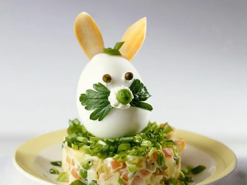 Eier-Hase auf Gemüsesalat