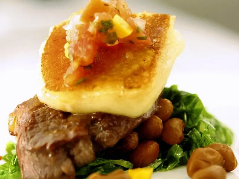Steak mit Bohnen und Käse