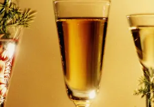 Weihnachtlicher Kräuterlikör