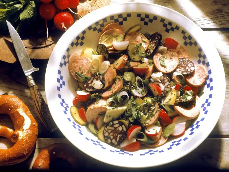 Bunter Salat mit Blutwurst