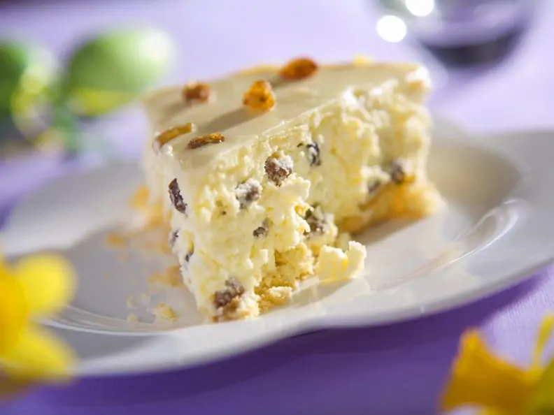 Käsekuchen mit Rosinen und Mandeln