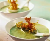 Bärlauchsuppe mit frittierten Garnelen