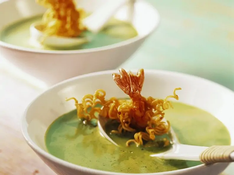 Bärlauchsuppe mit frittierten Garnelen