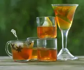 Verschiedene Tees mit Alkohol