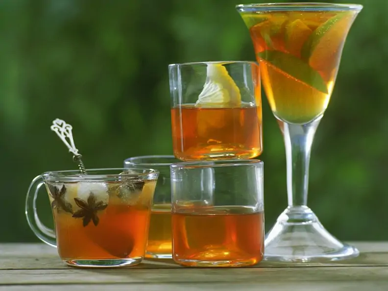 Verschiedene Tees mit Alkohol