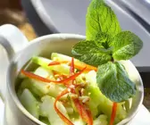 Gurkensalat mit Erdnüssen