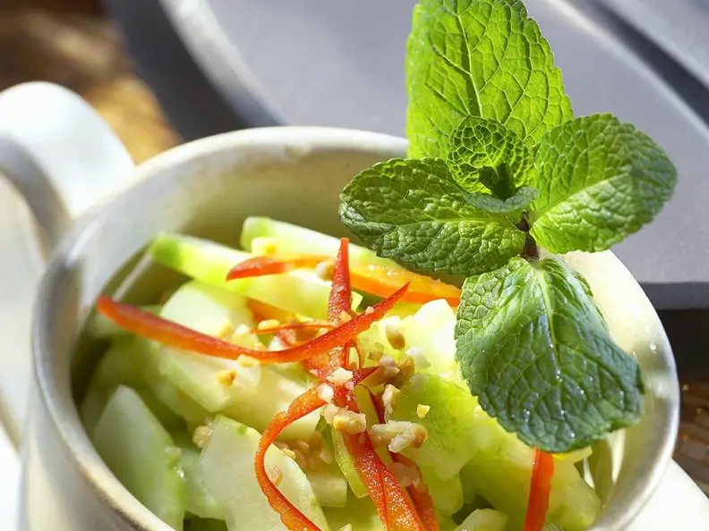 Gurkensalat mit Erdnüssen