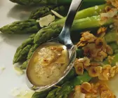 Spargel mit Nussbutter