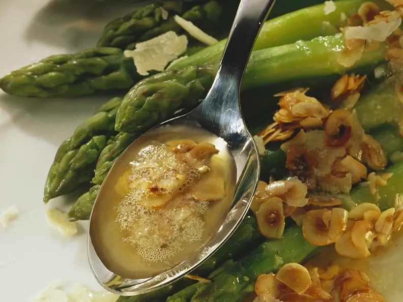 Spargel mit Nussbutter