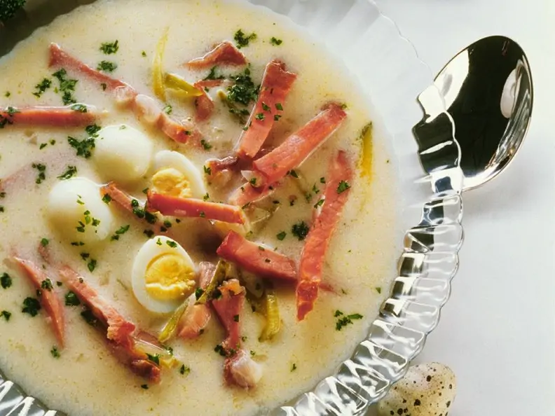 Saure Suppe mit Ei