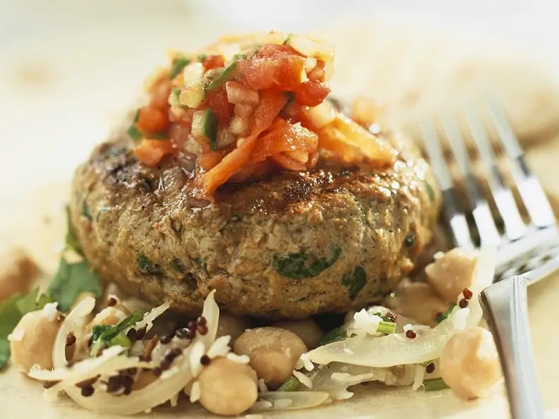 Frikadelle auf Fenchelsalat