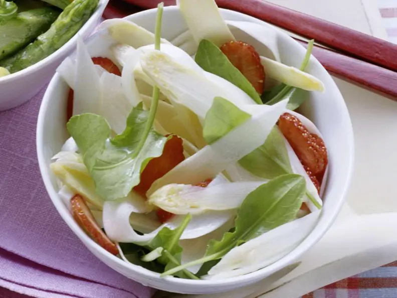 Spargelsalat mit Erdbeeren