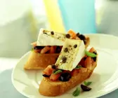 Crostini mit Tomate, Olive und Weichkäse