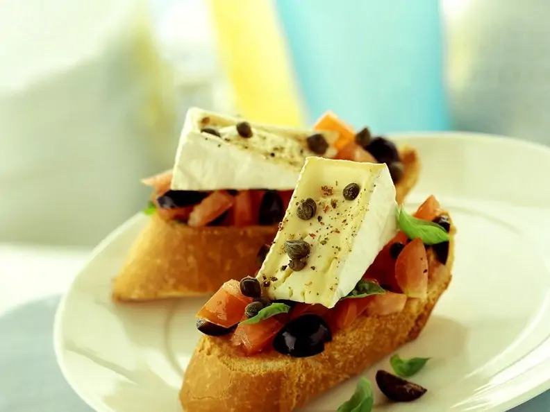 Crostini mit Tomate, Olive und Weichkäse
