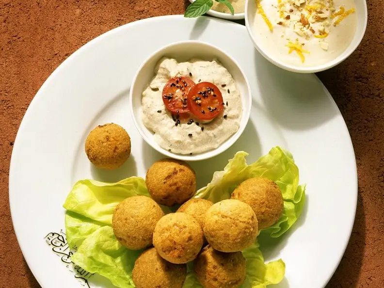 Falafel mit verschiedenen Saucen