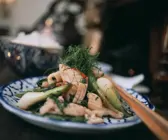 Tintenfisch mit Frühlingszwiebeln