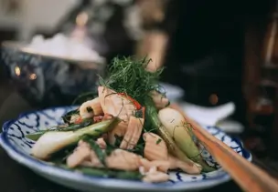 Tintenfisch mit Frühlingszwiebeln