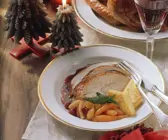 Putenbraten mit Füllung und glasierten Möhren