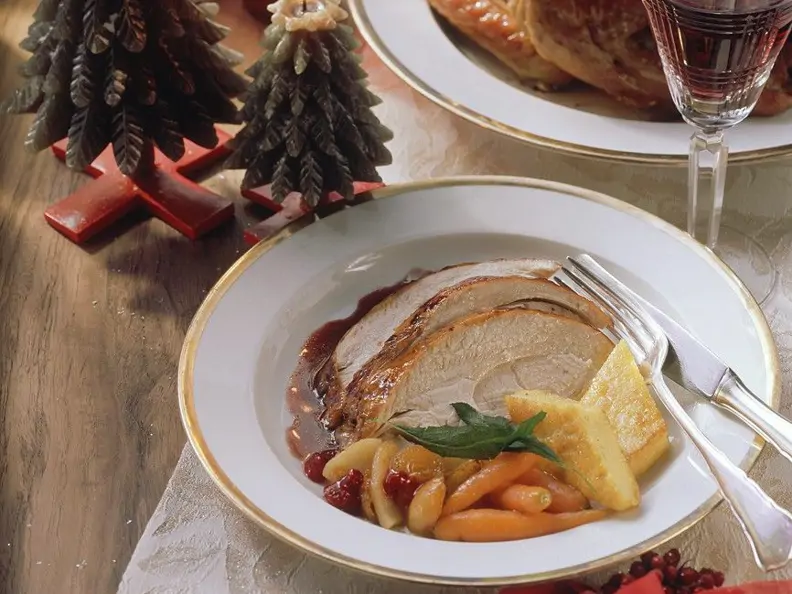 Putenbraten mit Füllung und glasierten Möhren