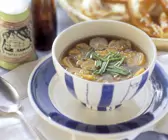 Zwiebelsuppe mit Brezen