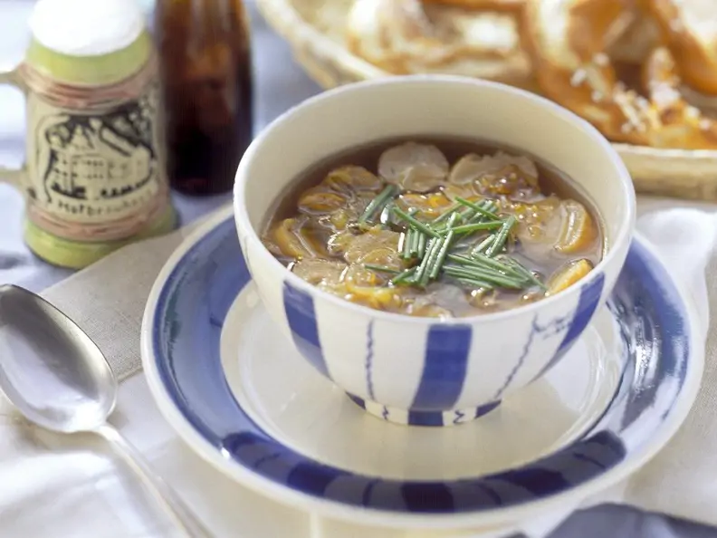 Zwiebelsuppe mit Brezen