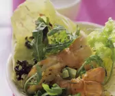 Blattsalat mit Avocado und Scampi