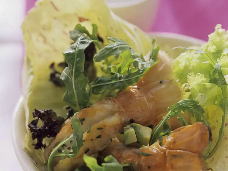 Blattsalat mit Avocado und Scampi