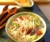 Nudelsuppe mit Wirsing und Ochsenfleisch