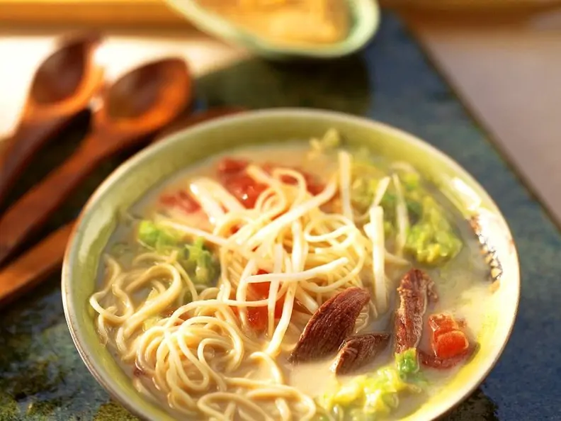 Nudelsuppe mit Wirsing und Ochsenfleisch