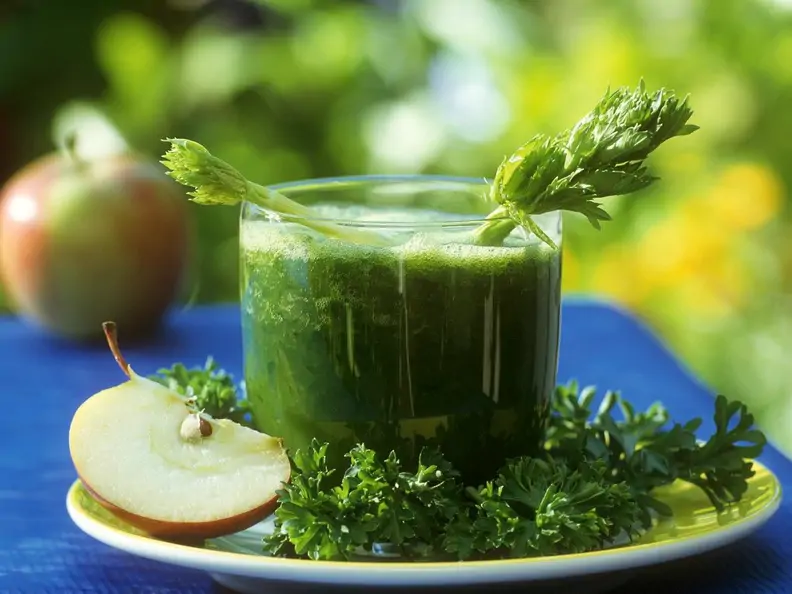 Apfel-Petersiliensaft
