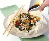 Asia-Gemüse mit Nudeln in Papier gegart