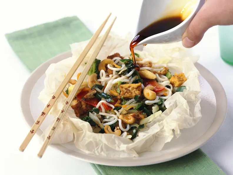 Asia-Gemüse mit Nudeln in Papier gegart