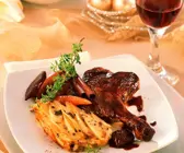 Geschmorte Entenkeulen mit Gratin