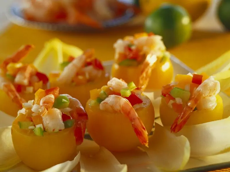 Tomaten mit Garnelensalatfüllung