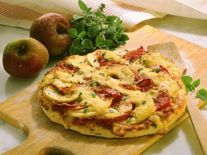 Hackfleischpizza mit Äpfeln